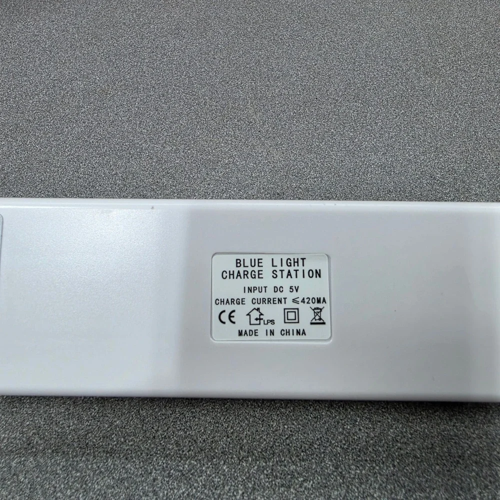 Blue Light Charge Station Wii 4-Port White Excellent 2x 2800mAh Batteries